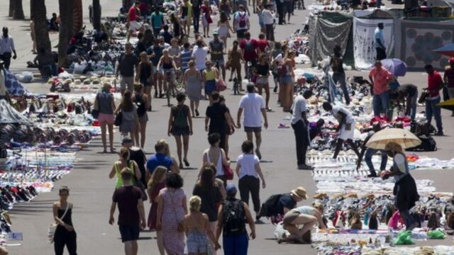 El número de manteros en Barcelona se ha quintuplicada desde la llegada de Colau, de 400 a 2.000 / Efe