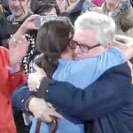 Iglesias y Monereo, abrazados durante un acto de campaña de Podemos