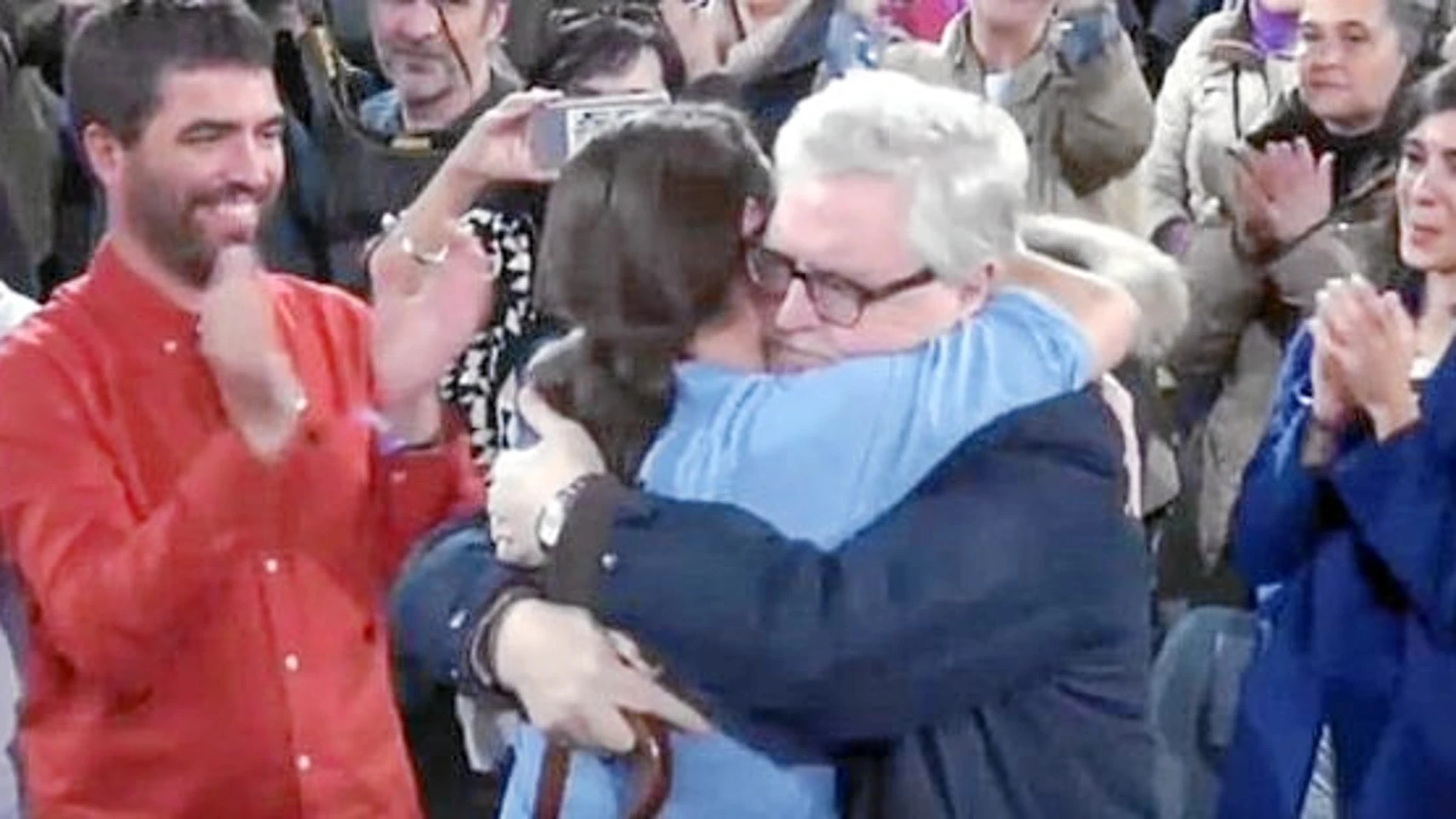 Iglesias y Monereo, abrazados durante un acto de campaña de Podemos