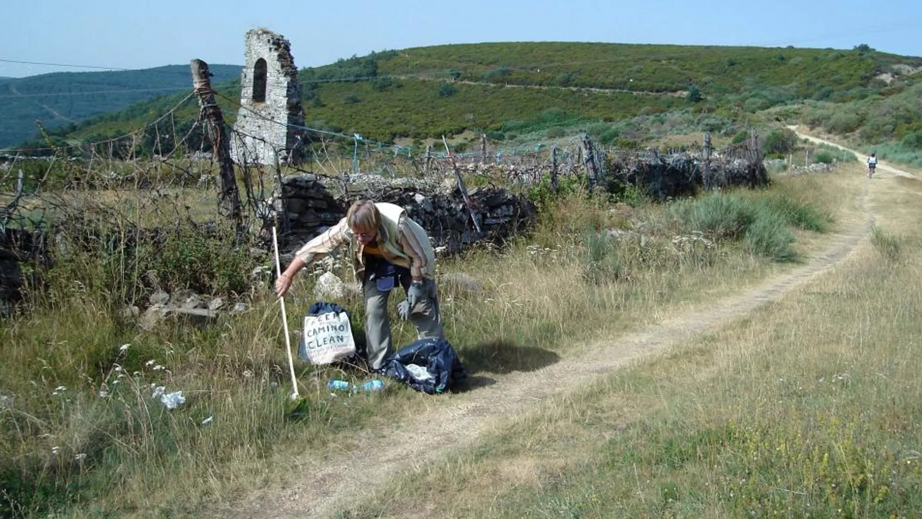 Recogida de basura en un entorno natural de León