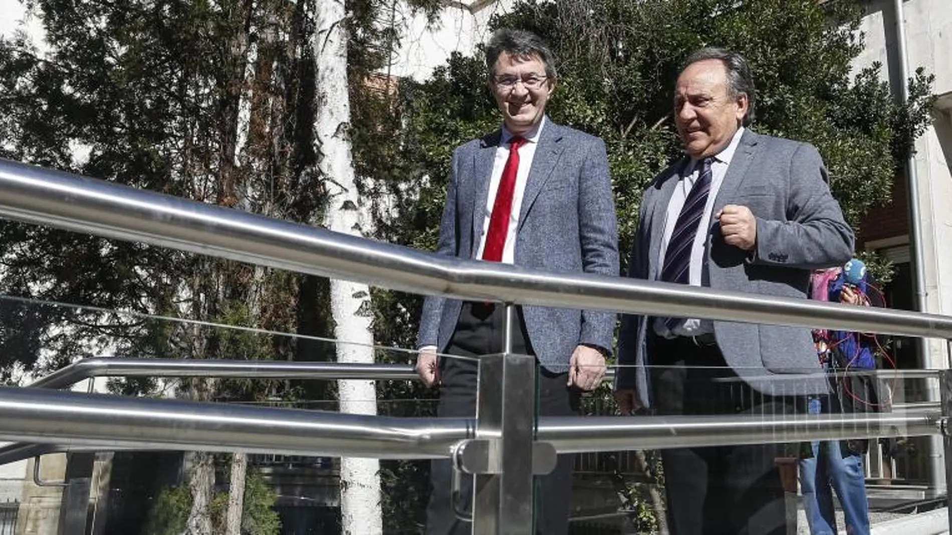 El presidente de la Diputación, Juan Martínez Majo, visita las obras de la sede del Instituto Leonés de Cultura. Junto a él, el diputado de Cultura, Miguel Ángel Fernández