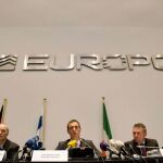 En el centro, el director de la organización de policía europea, Rob Wainwright