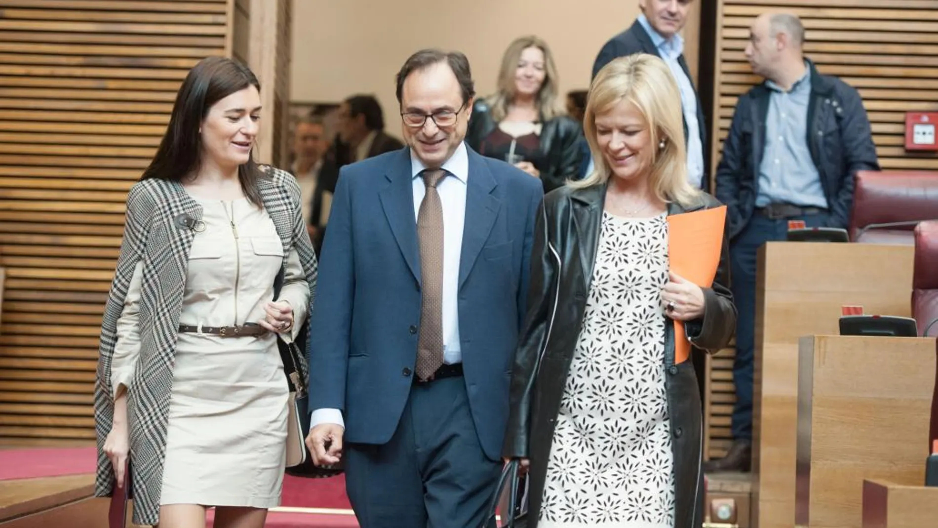 La consellera de Sanidad, Carmen Montón, (izda), junto al conseller de Hacienda, Vicent Soler, y la responsable de Justicia, Gabriela Bravo