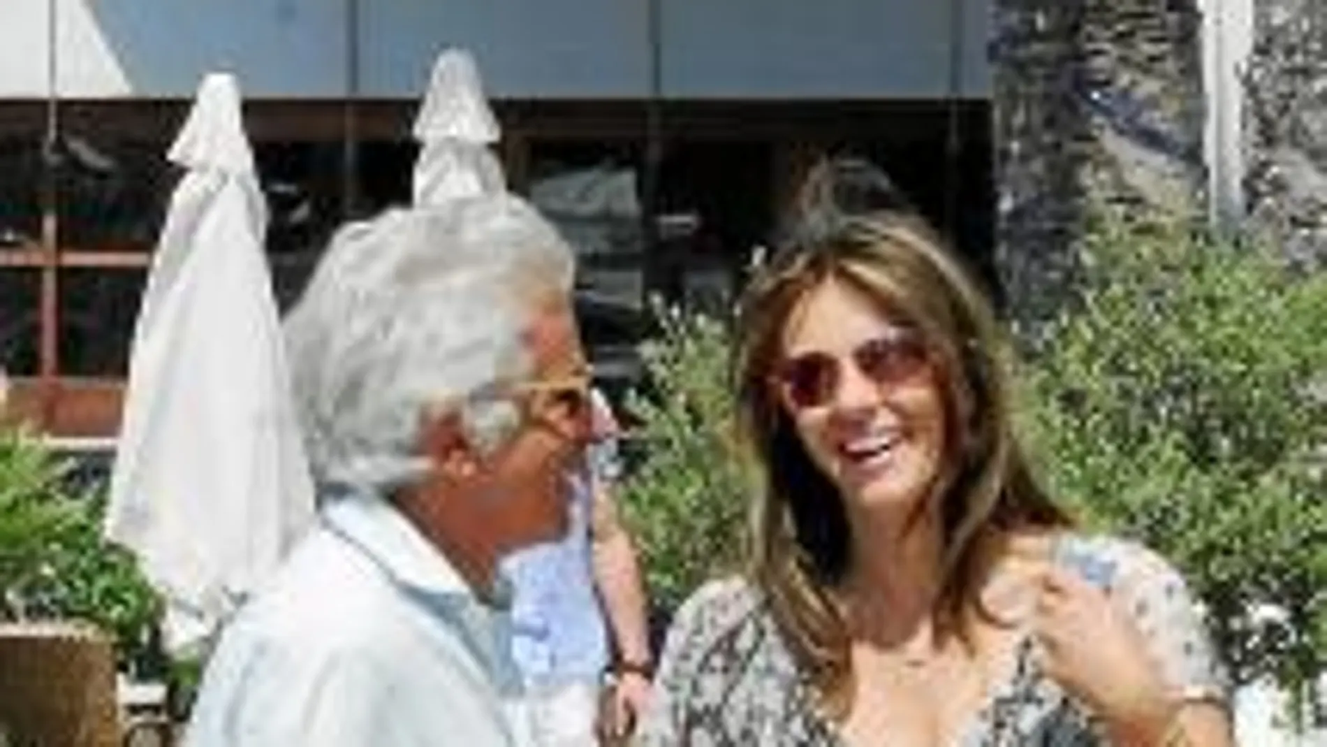 Liz Hurley fondea en Ibiza junto a Valentino
