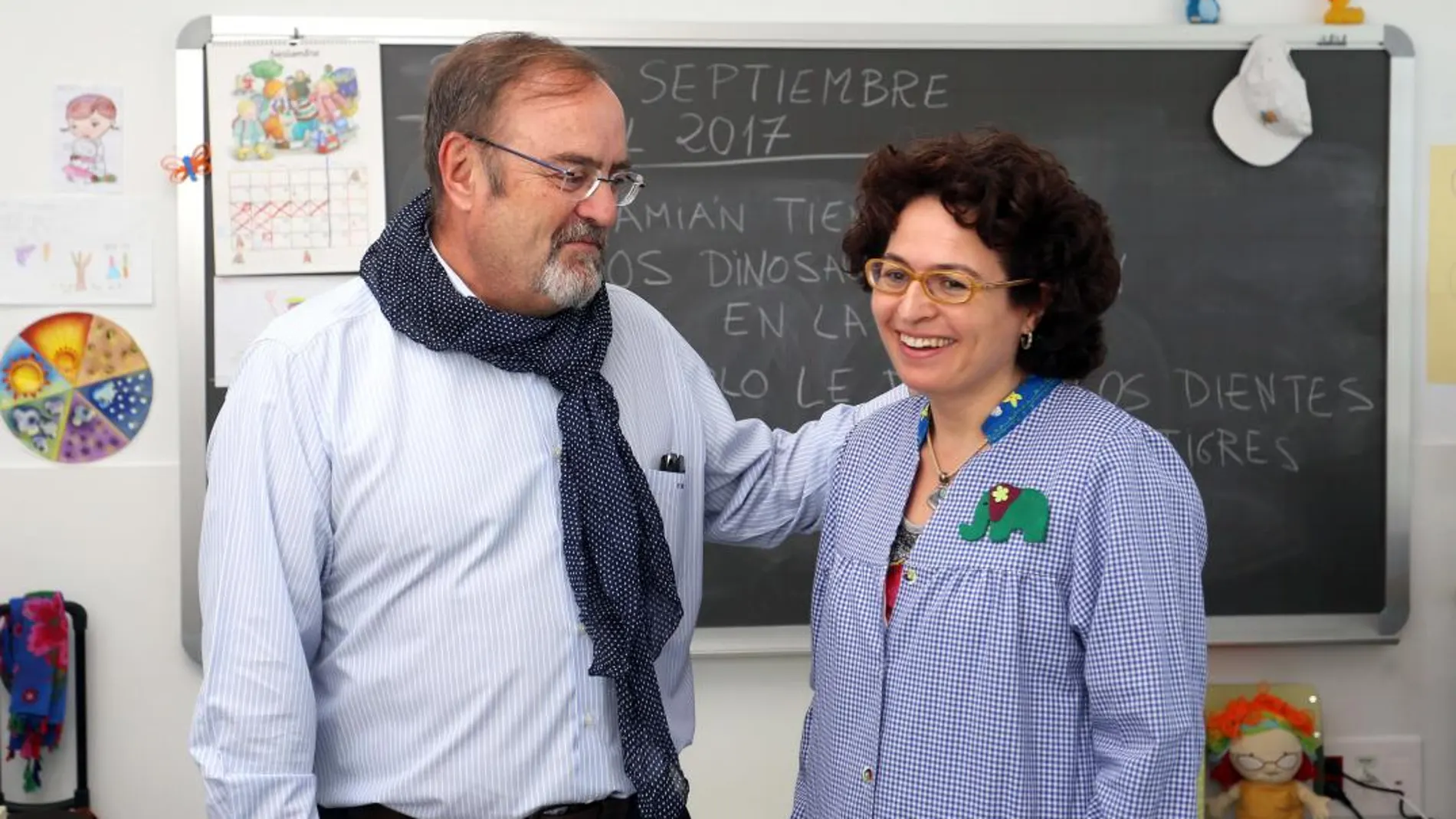 El consejero de Educación, Fernando Rey, junto a una docente de un centro educativo de Arroyo de la Encomienda, en Valladolid