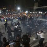 Policías de la ciudad de Monterrey (México), se enfrentan con un tumulto de manifestantes.