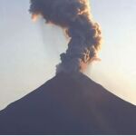 Impresionante la imagen de la erupción del volcán de Colima que se producía en la mañana de este sábado, en México.