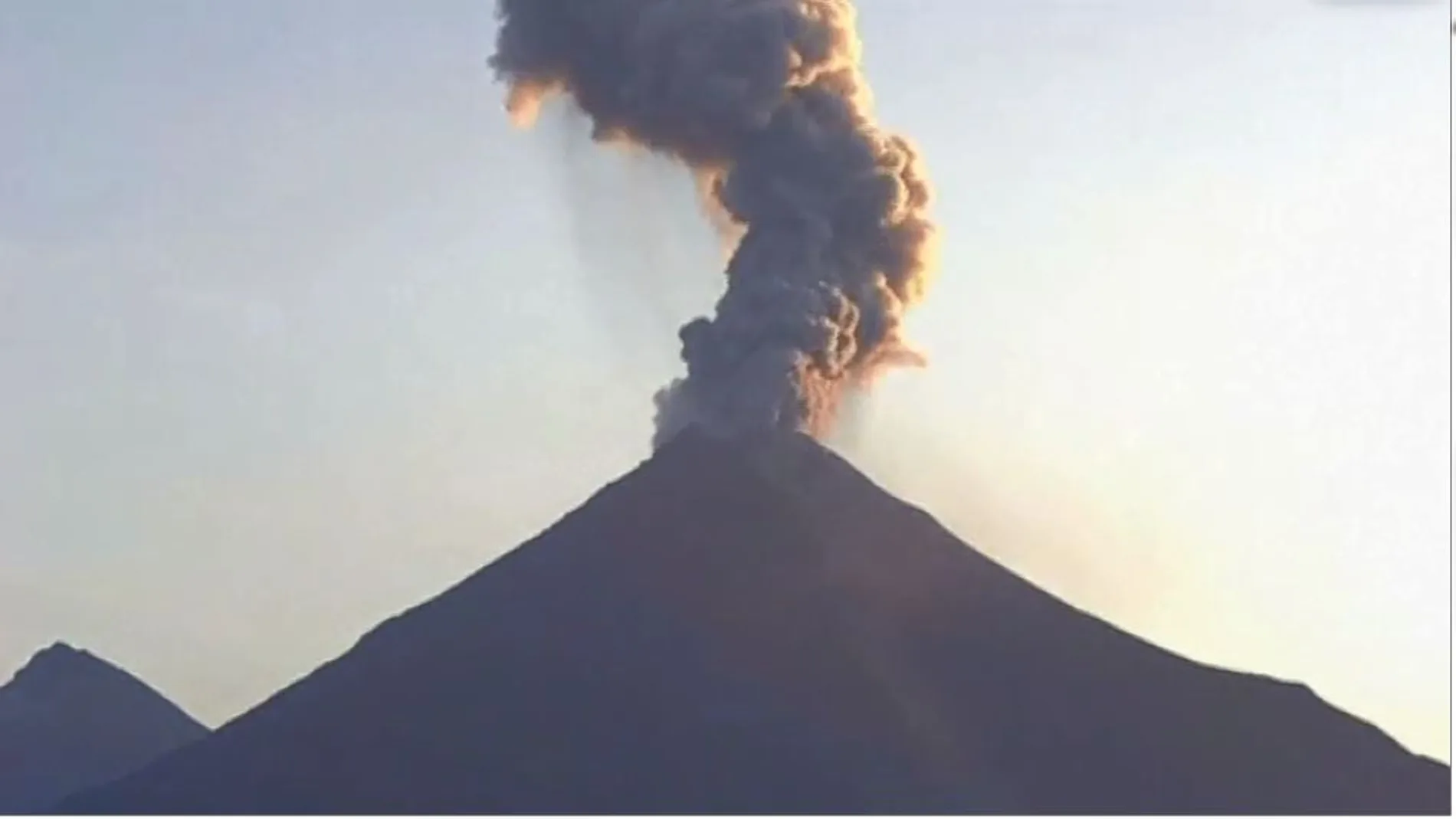Impresionante la imagen de la erupción del volcán de Colima que se producía en la mañana de este sábado, en México.