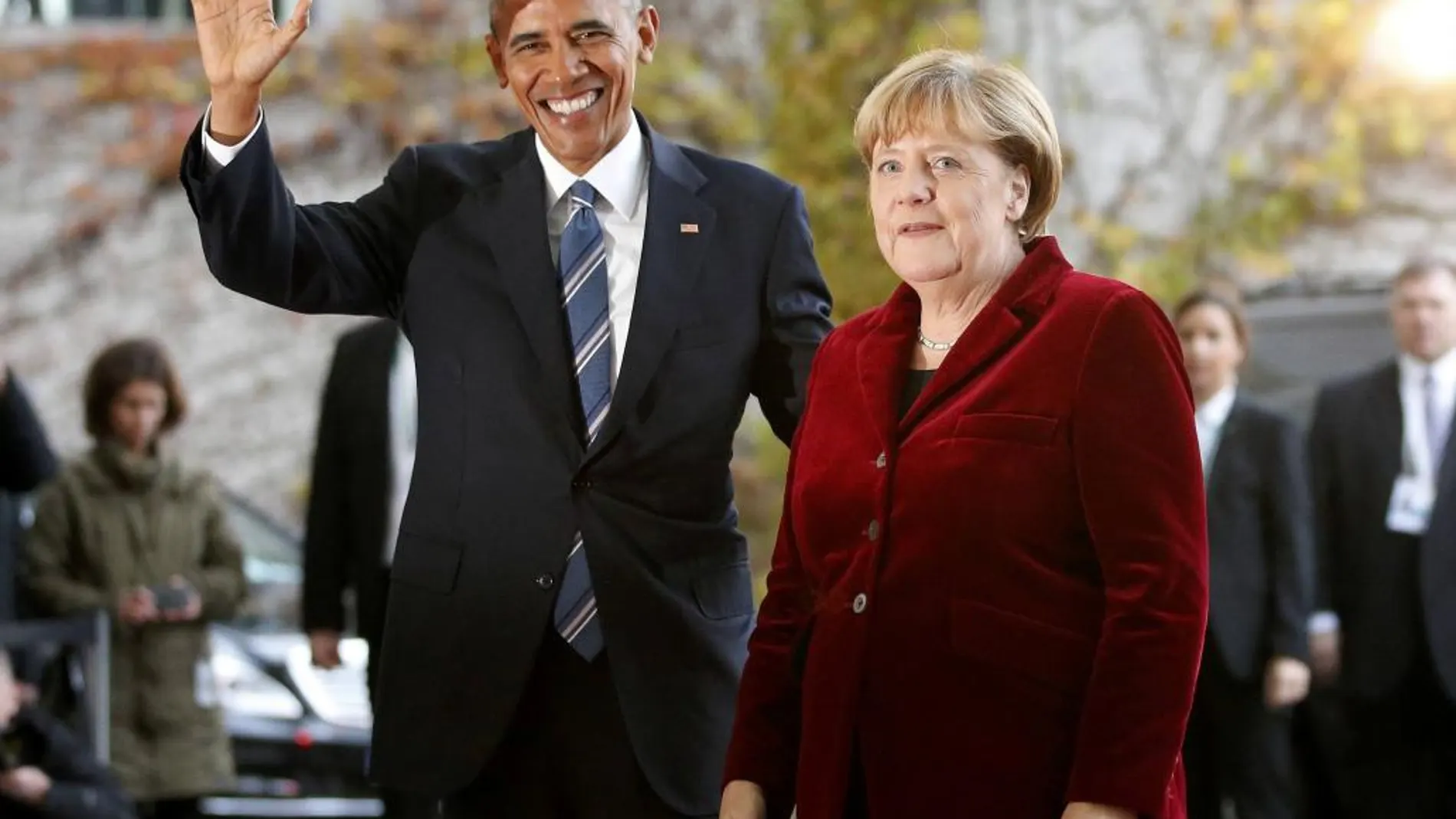 Barack Obama es recibido por Angela Merkel en Berlín