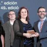 Care Santos recibe el Premio Nadal de manos del editor Emili Rosales
