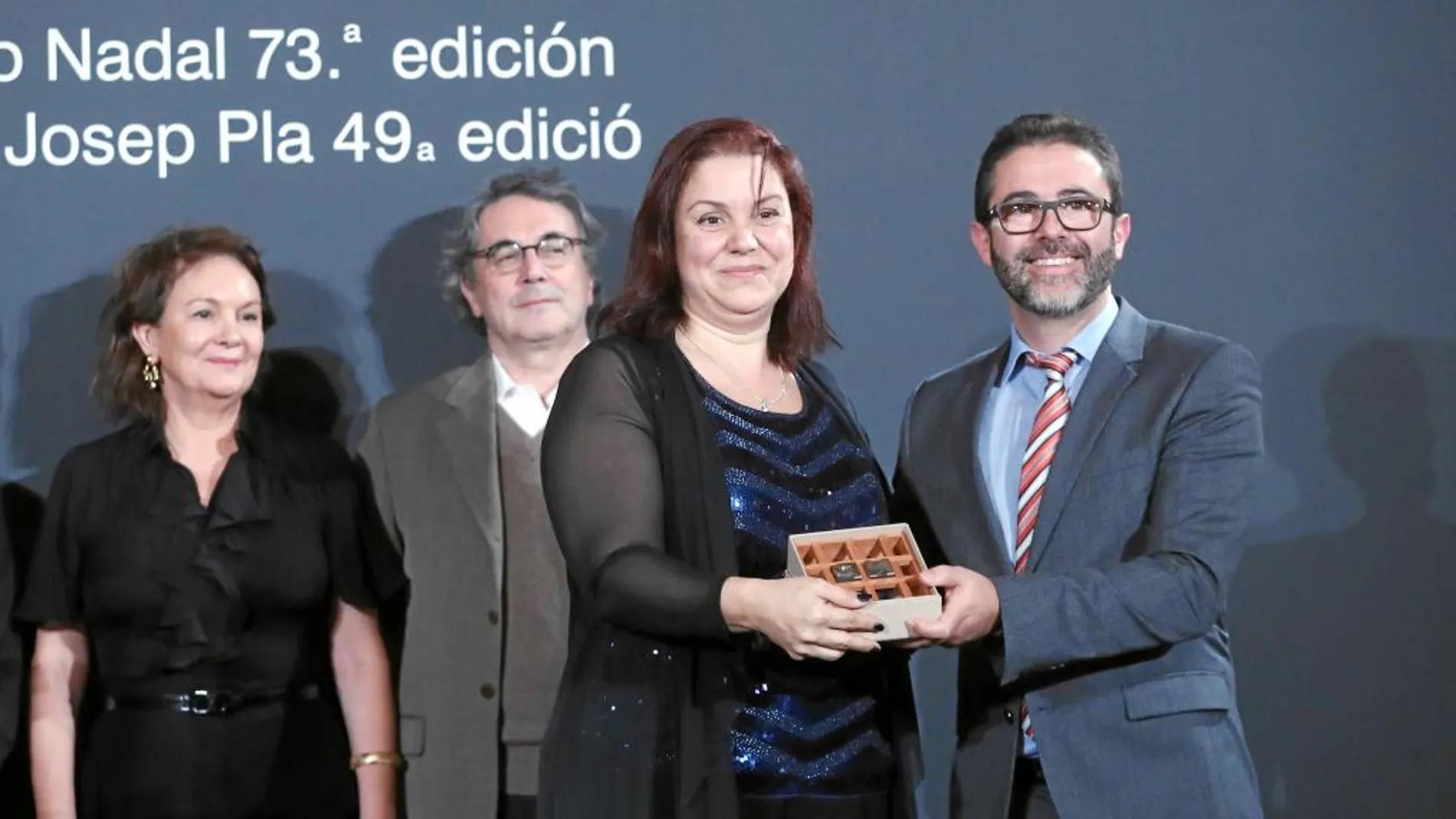 Care Santos recibe el Premio Nadal de manos del editor Emili Rosales