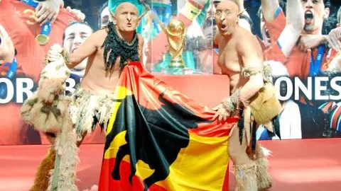 Los madrileños han sido los primeros en fotografiarse con la Copa del Mundo lograda en el Mundial de Suráfrica, que recorrerá el resto del país