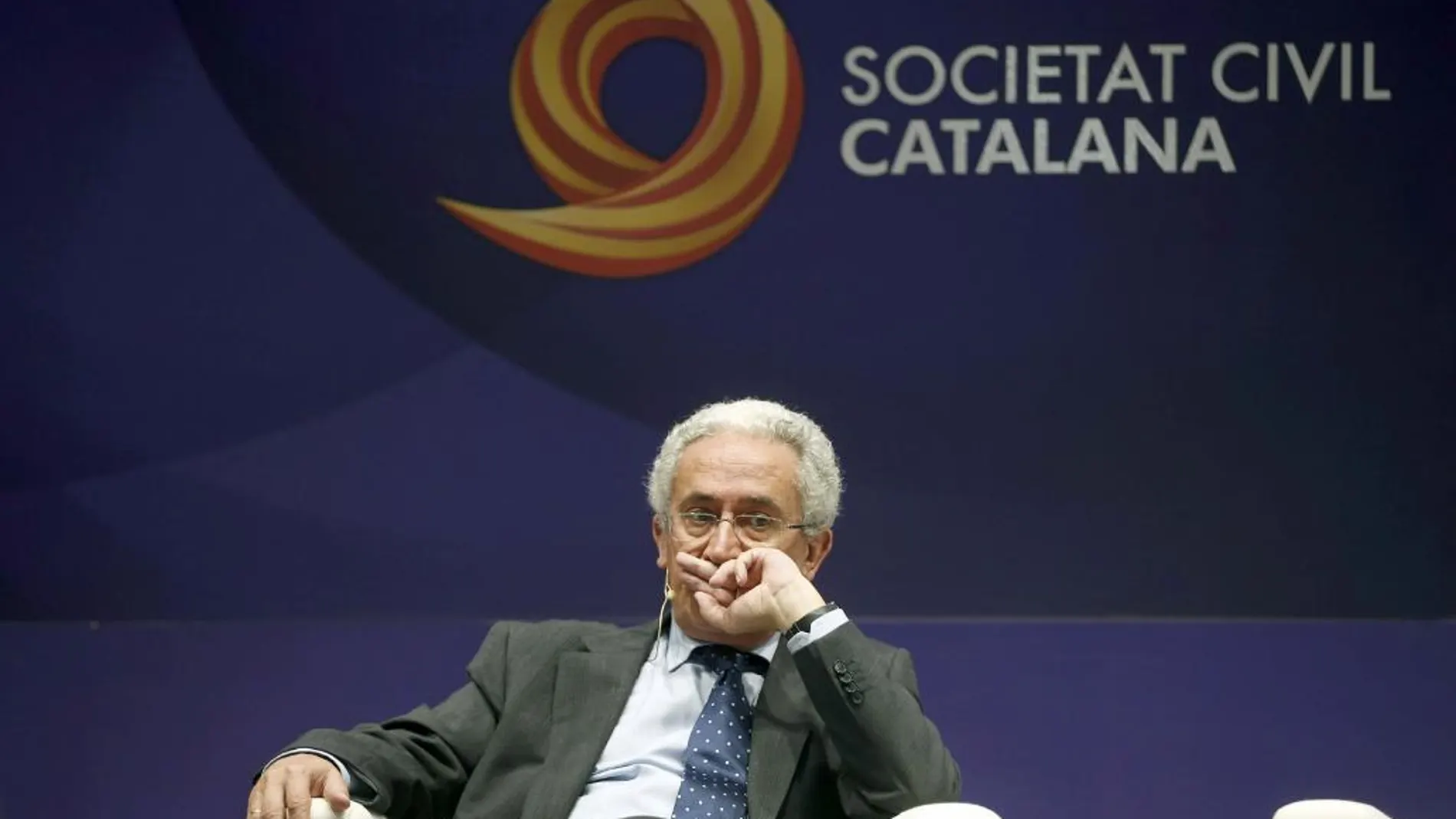 El exministro de trabajo del PP Juan Carlos Aparicio, ha participado en Barcelona, en la mesa redonda sobre las pensiones, organizada por Societat Civil Catalana.
