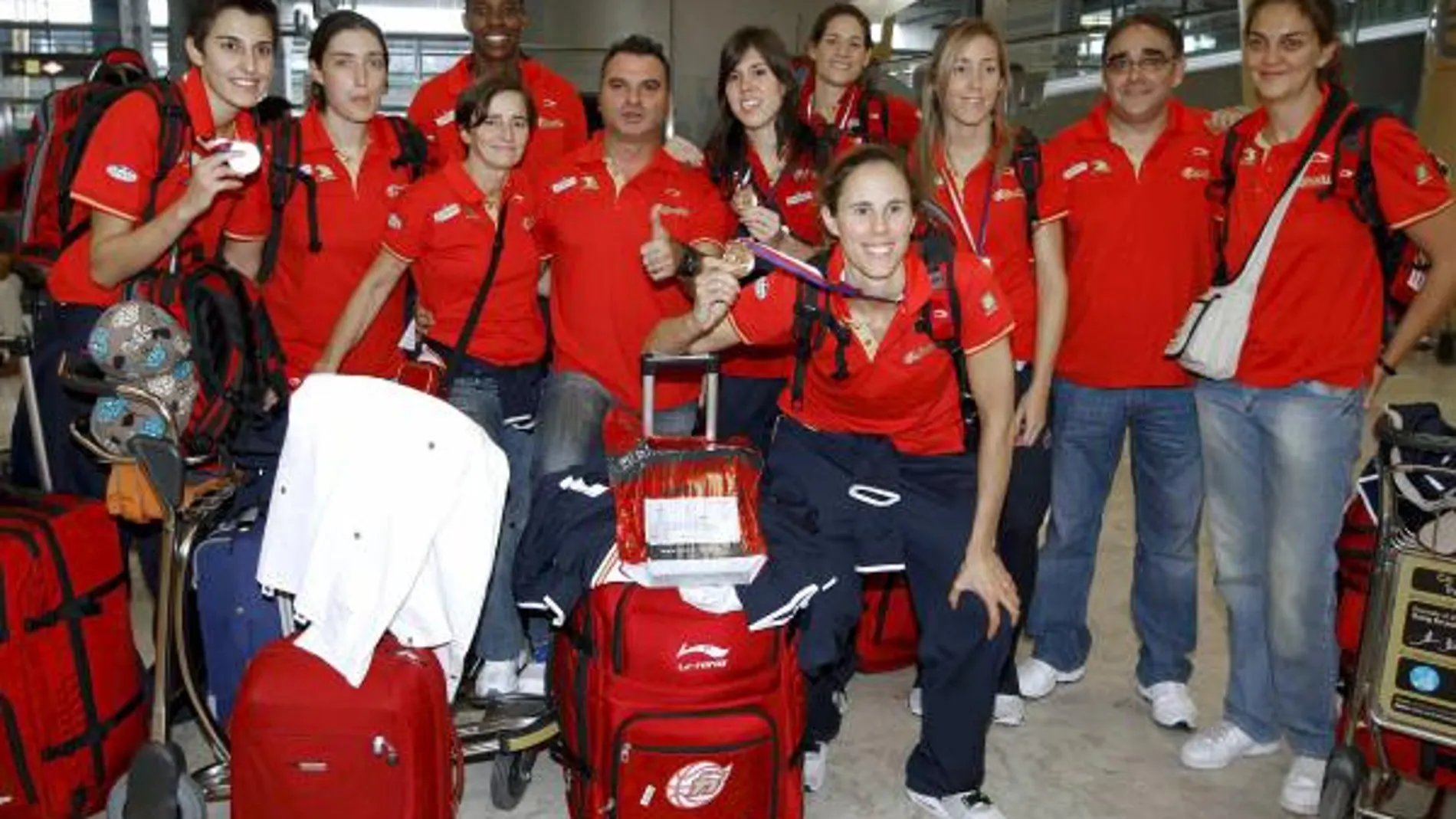 La selección femenina de baloncesto llega a Madrid tras conseguir el bronce en el mundial