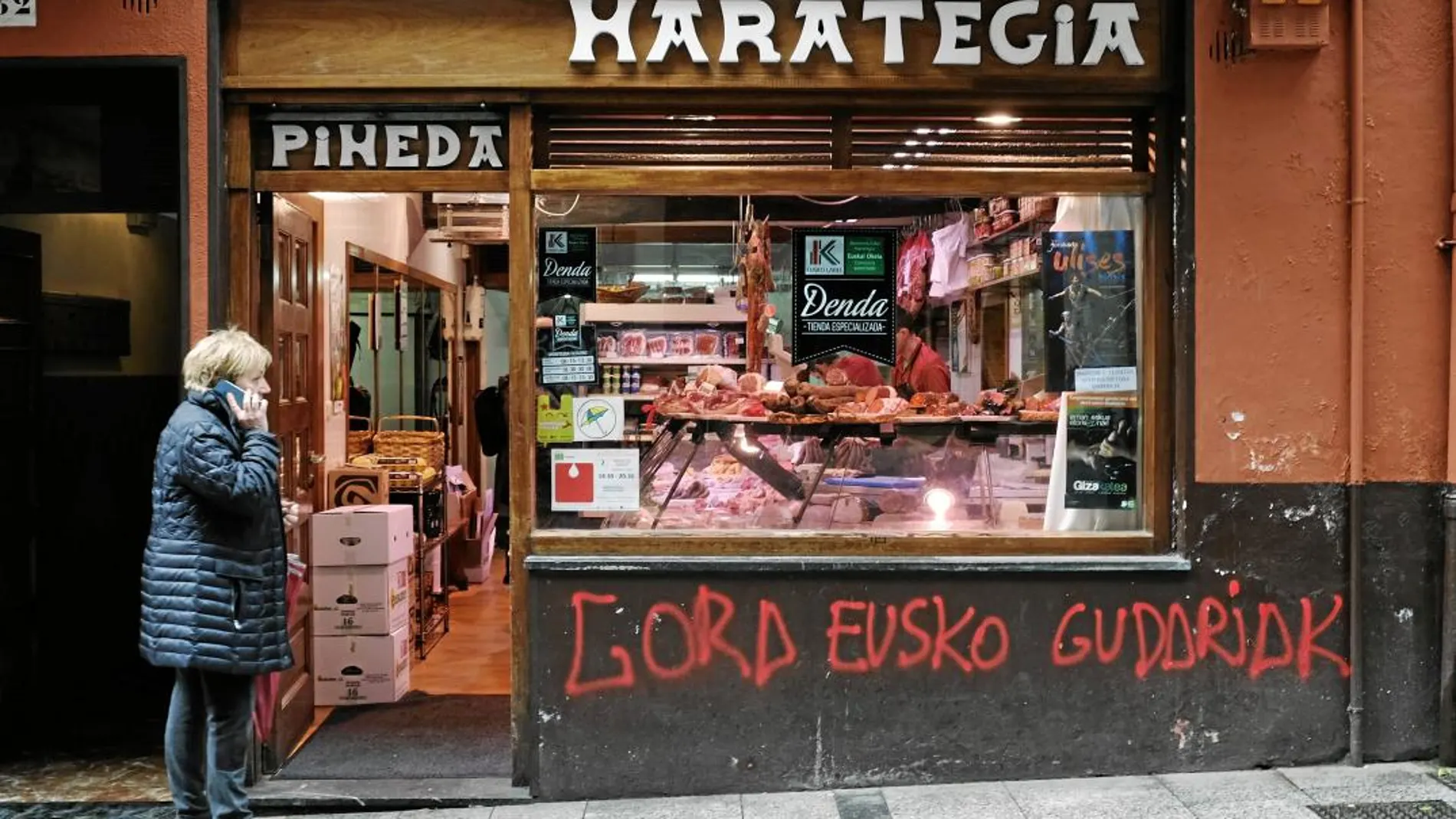 Pintada en un comercio de Hernani que concidía con el anuncio del fin de la banda terrorista: «Vivan los luchadores vascos»