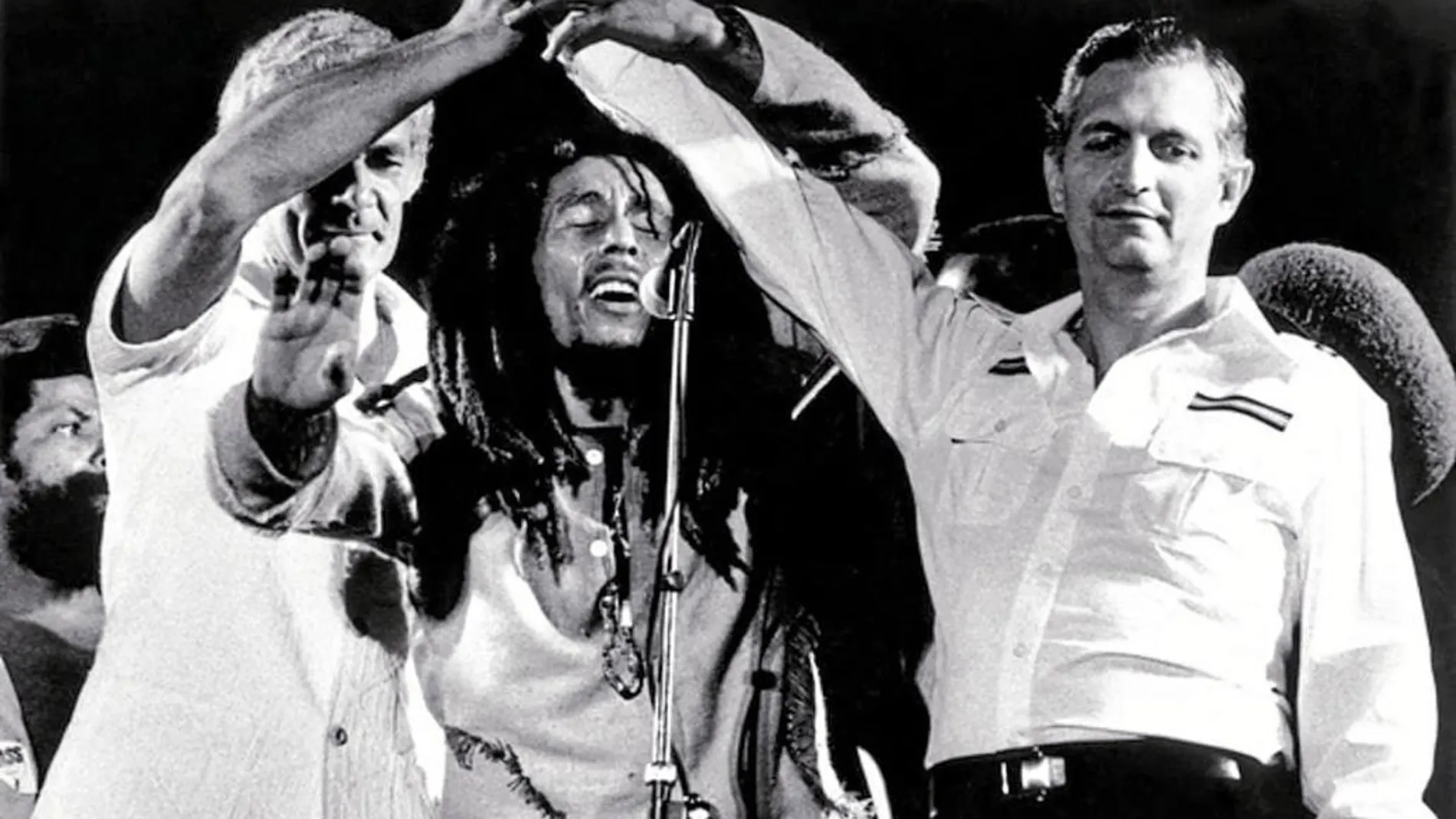 Bob Marley logró unir las manos de los dos rivales políticos Michael Manley (al fondo) y Edward Seaga (junto a él) en un concierto