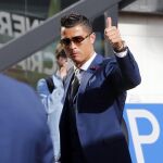 El delantero portugués Cristiano Ronaldo saluda a los aficionados antes de la salida de la selección lusa en el aeropuerto General Humberto Delgado en Lisboa