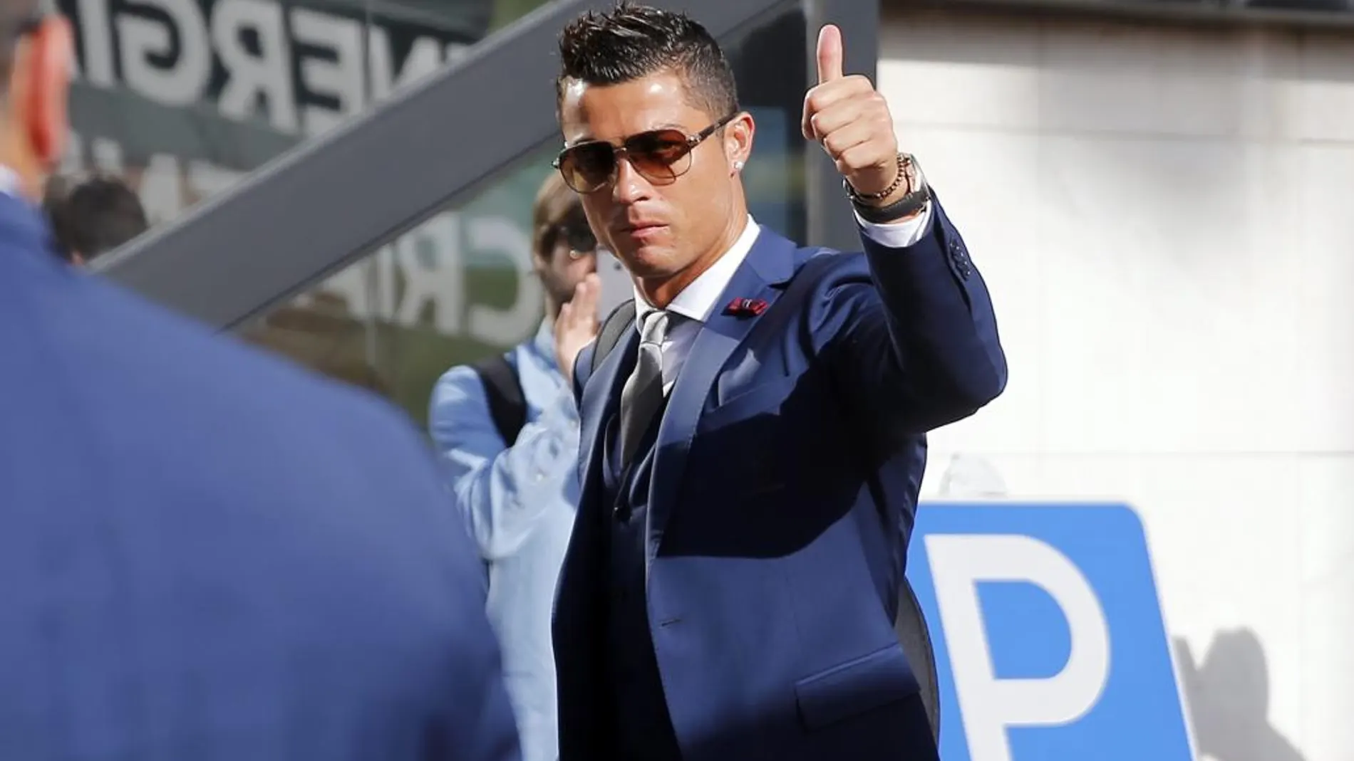 El delantero portugués Cristiano Ronaldo saluda a los aficionados antes de la salida de la selección lusa en el aeropuerto General Humberto Delgado en Lisboa