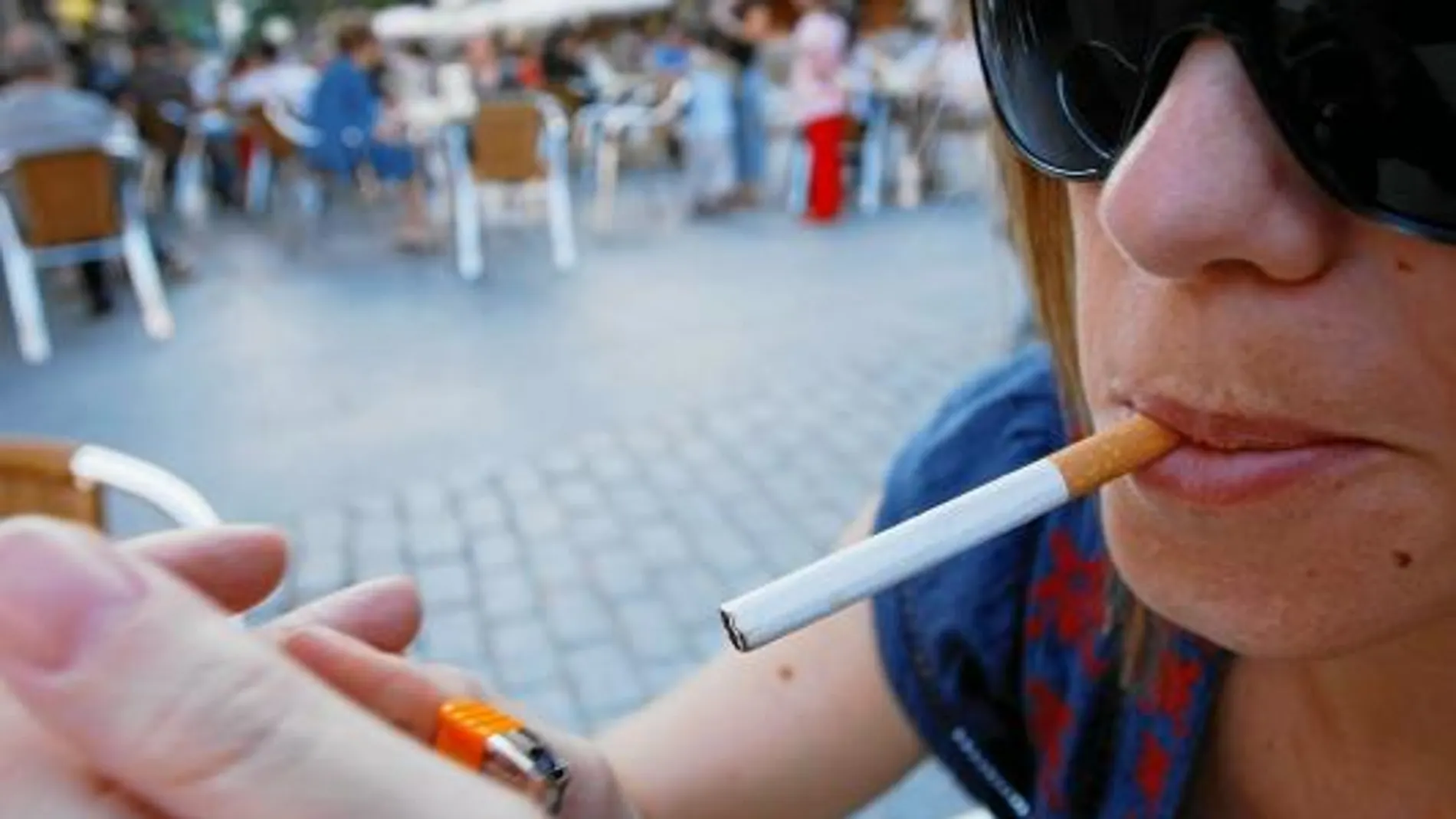 La nueva ley que prohibirá fumar en sitios públicos entrará en vigor a principios del próximo año