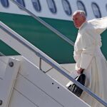 El papa Francisco embarca en su avión