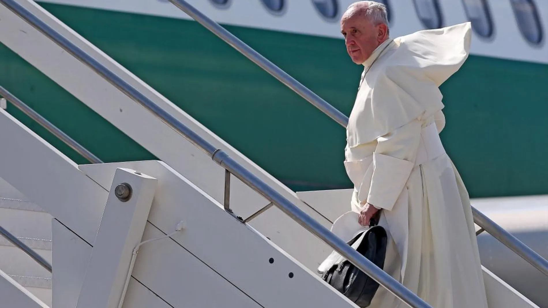 El papa Francisco embarca en su avión