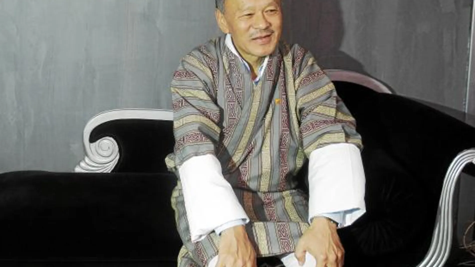 Con firma propia. Profesión: primer ministro de Bután. Nació: en 1952, en Bumthang. Por qué está aquí: ha participado en el I Congreso de la Felicidad de Coca-Cola