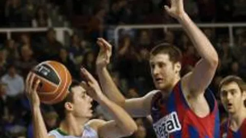 El pivot serbio del F.C. Barcelona Kosta Perovic (d), intenta impedir el pase del alero Pere Tomàs, del DKV Joventut