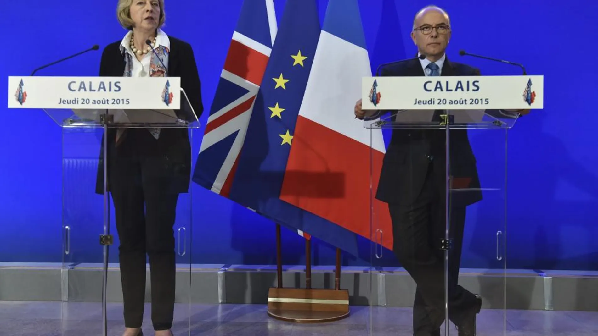 El ministro del Interior galo, Bernard Cazeneuve (i), y su homóloga británica, Theresa May, durante una rueda de prensa conjunta tras la firma de nuevo acuerdo bilateral