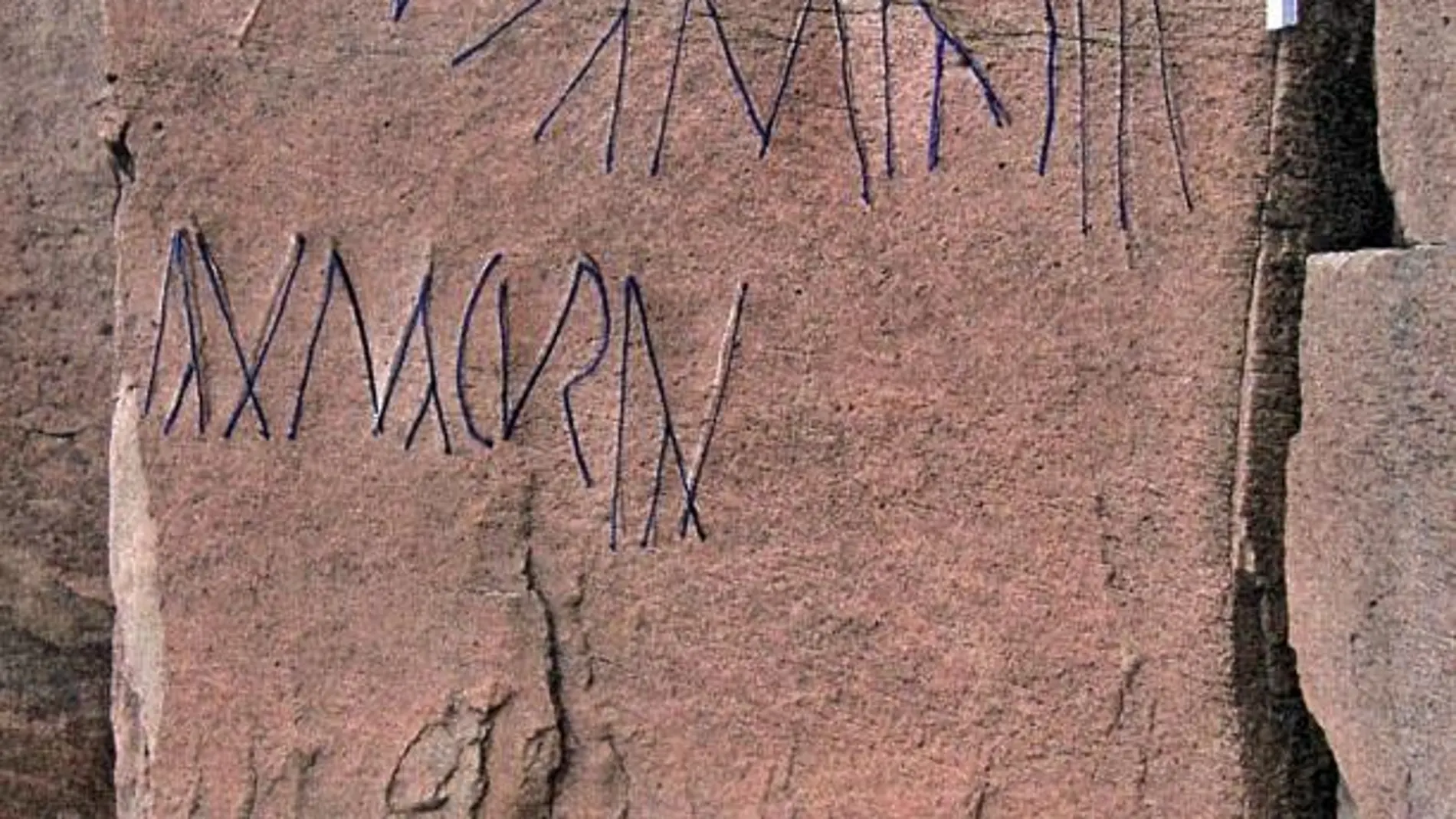 Panel en el que se inscribió a la vez en caracteres líbico-latinos y líbico-bereberes la misma expresión: "hijo de Makuran"