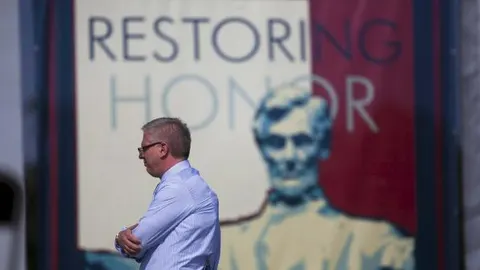 El comentarista conservador Glenn Beck reza sobre la escalinata del monumento a Lincoln durante una concentración convocada por él mismo bajo el lema "Restaurando el honor"en Washington DC., Estados Unidos, hoy 28 de agosto de 2010.