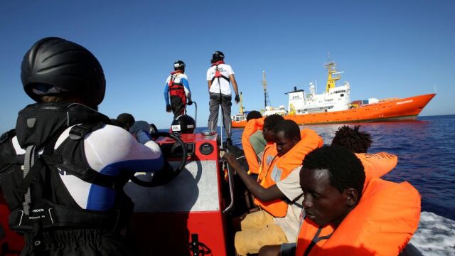 Inmigrantes en una lancha son rescatados por el barco “Aquarius” de la ONG SOS Mediterranee. REUTERS/Tony Gentile/File Photo