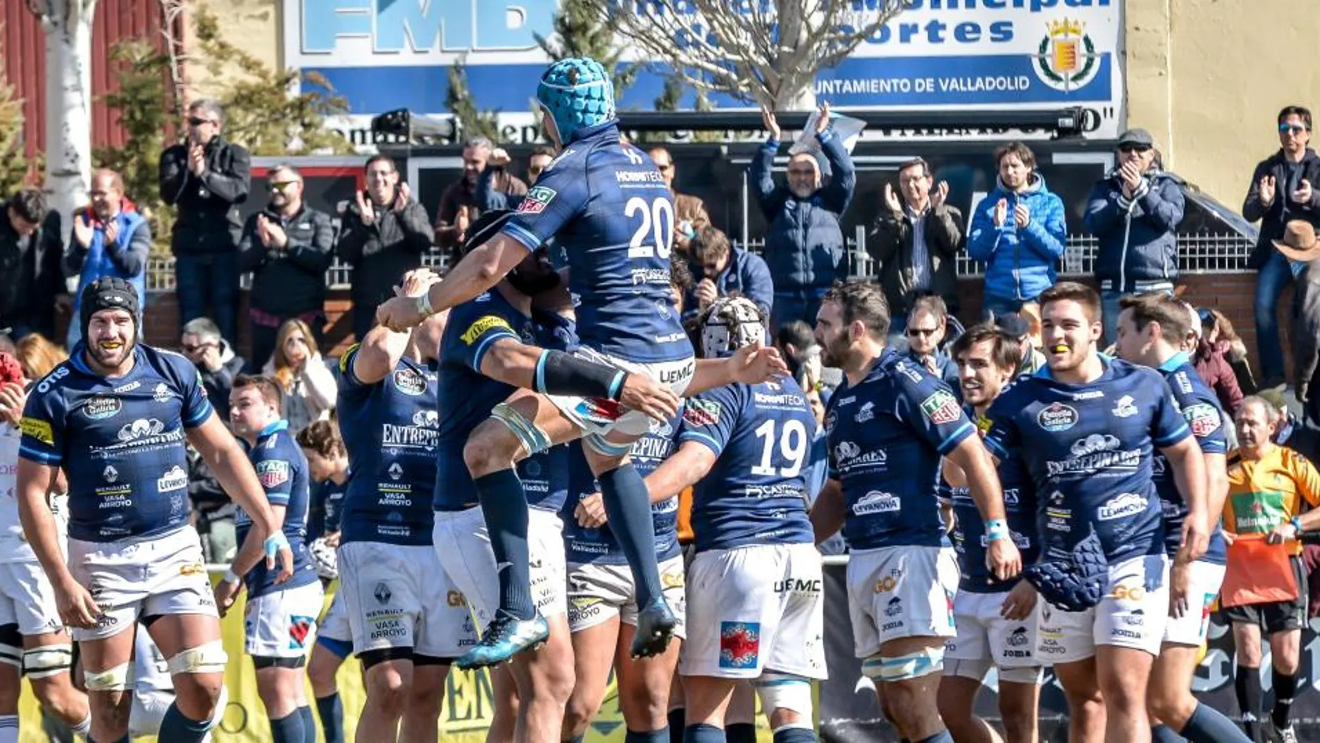 Los jugadores del Quesos celebran la victoria