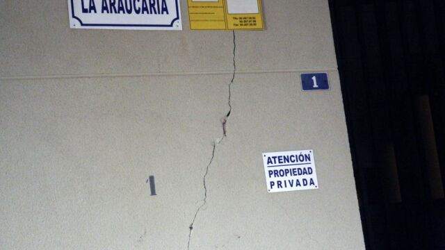 El movimiento de tierras causa daños en edificios y la suspensión de clases en Melilla