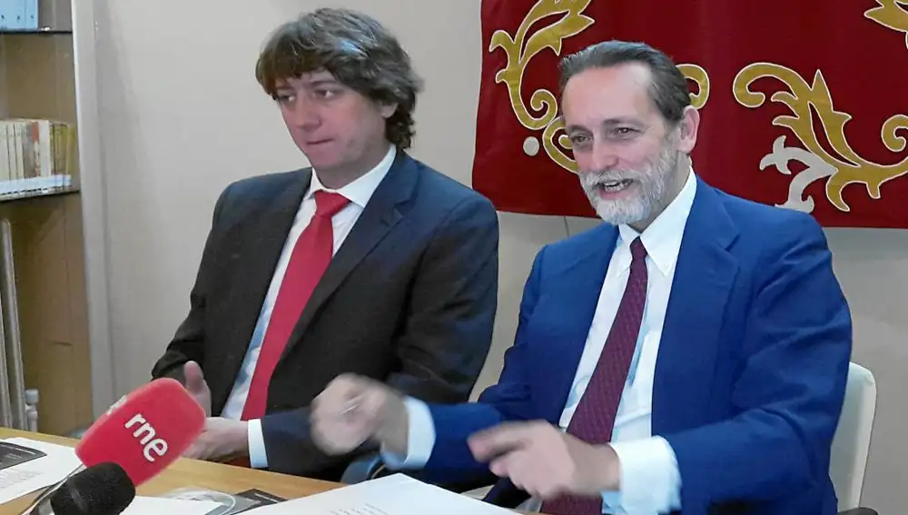 El secretario de la Fundación, José María Rodríguez-Ponga, y el alcalde Carlos Martínez presentan las actividades