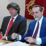 El secretario de la Fundación, José María Rodríguez-Ponga, y el alcalde Carlos Martínez presentan las actividades