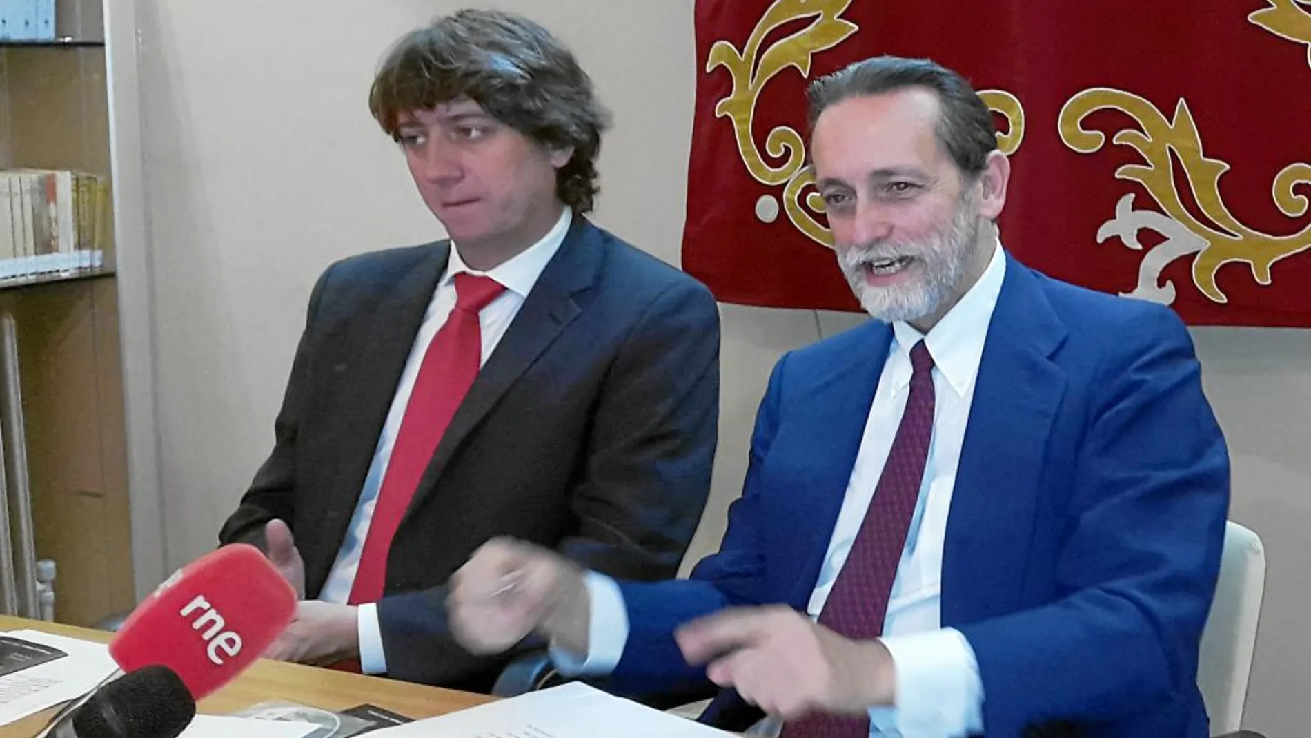 El secretario de la Fundación, José María Rodríguez-Ponga, y el alcalde Carlos Martínez presentan las actividades