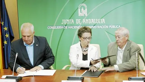 Francisco Carbonero, de CC OO, Carmen Martínez Aguayo, y Dionisio Valverde, de UGT-A, el día que fueron abucheados por la firma del decreto
