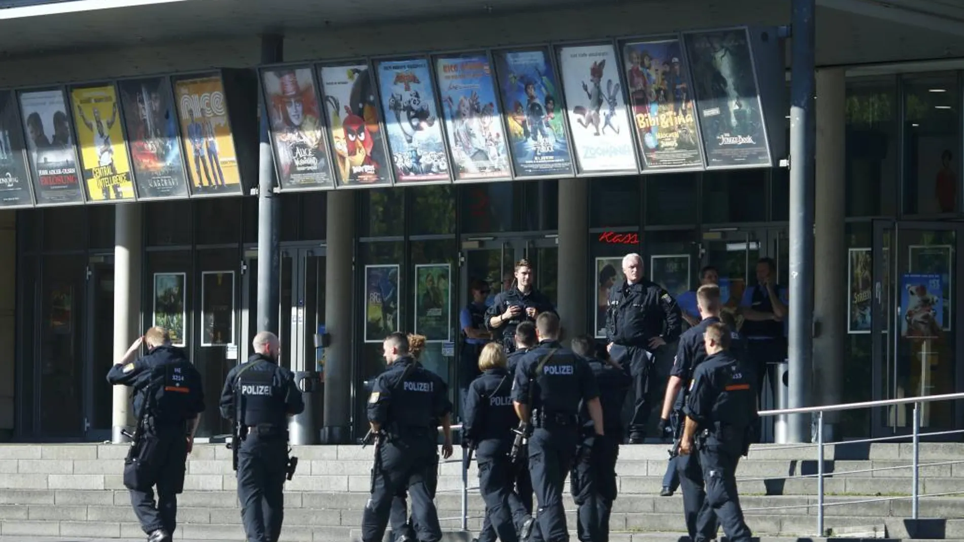 Efectivos de la policía alemana ante la entrada de los cines
