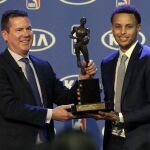 Stephen Curry recibe el premio de Jugador Más Valioso (MVP)