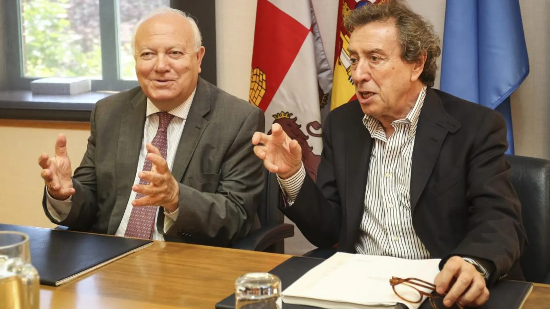 El vicepresidente, José Antonio de Santiago-Juárez, se reúne con Miguel Ángel Moratinos