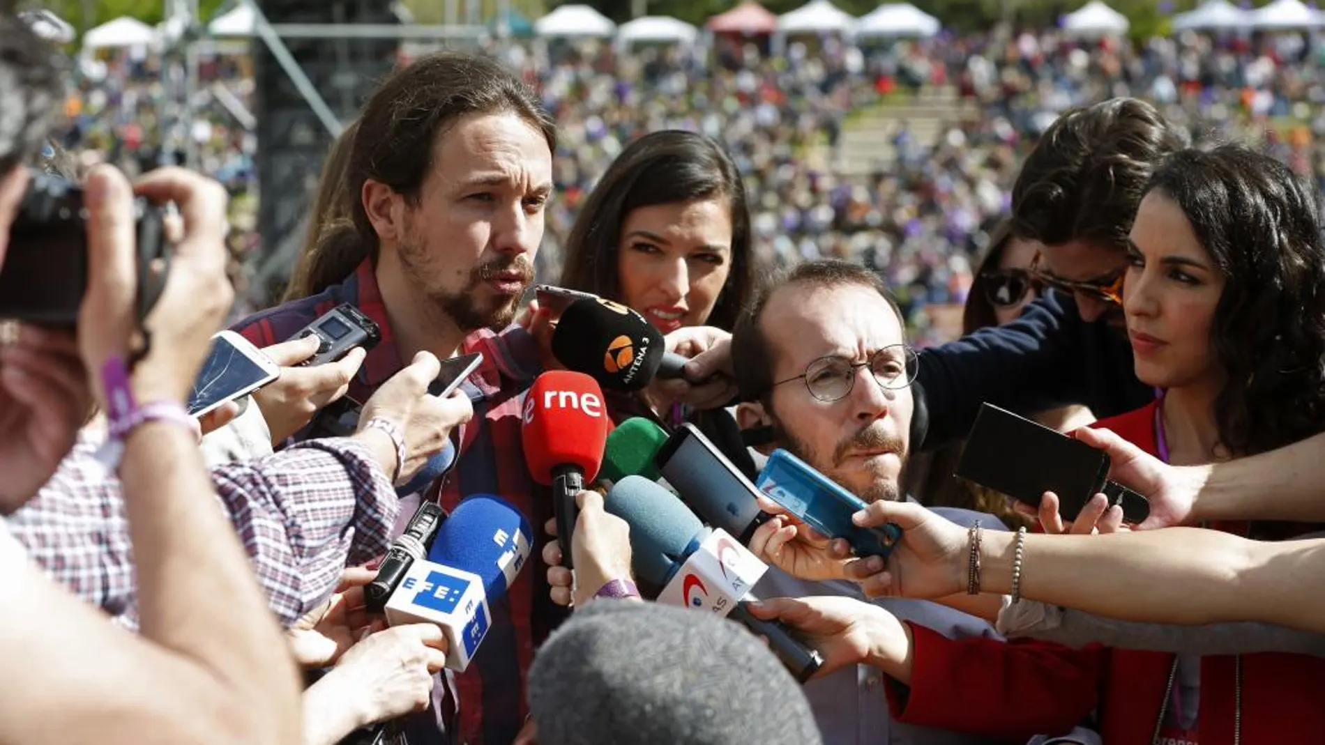 El líder de Podemos, Pablo Iglesias, y el secretario de Organización, Pablo Echenique durante la clausura de la Fiesta de la Primavera