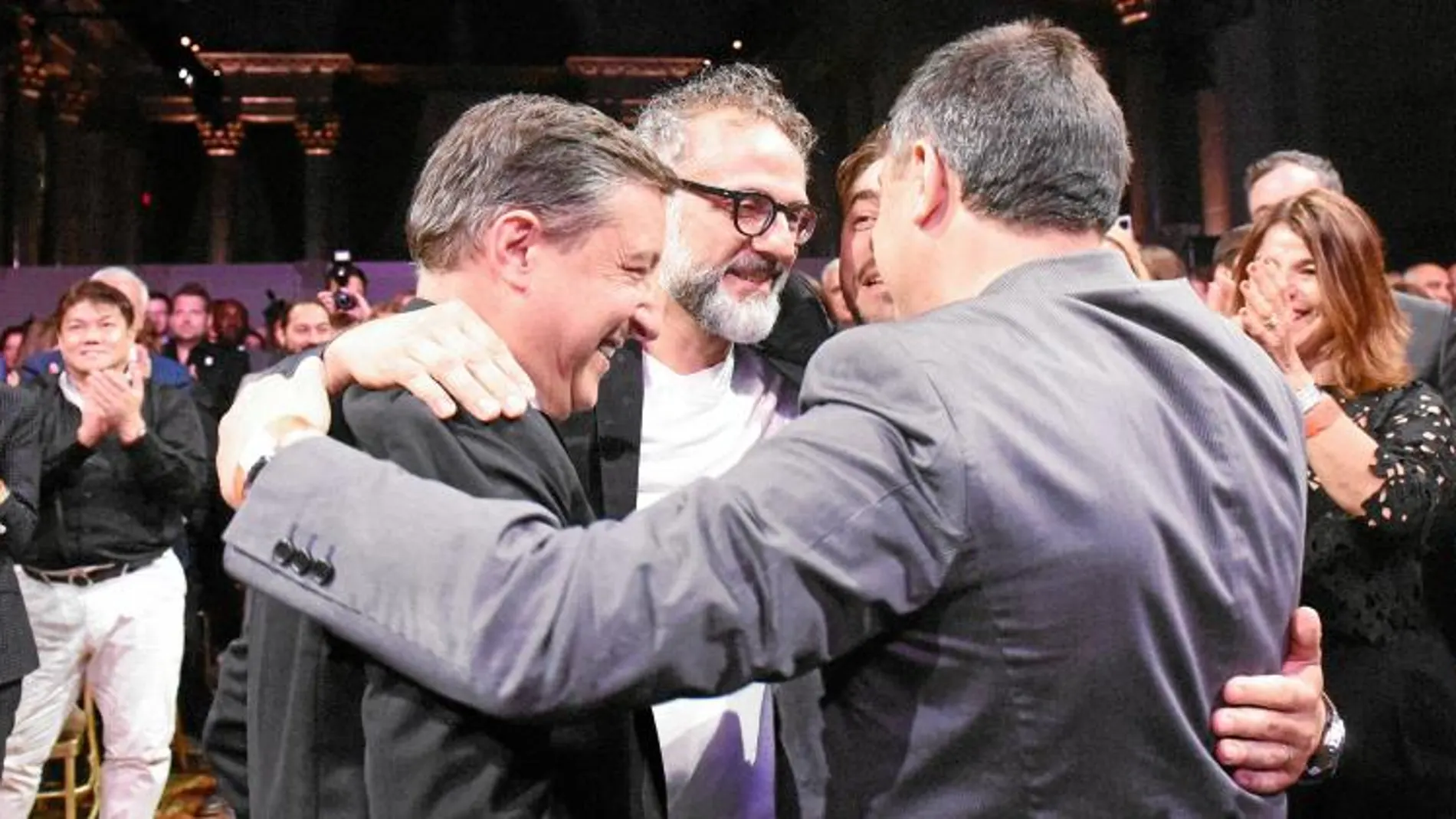 Massimo Bottura, tras conocer el fallo, se fundió con los hermanos Roca, quienes se colocaban así en la segunda posición mundial según la temida y polémica lista que se sirven en el restaurante