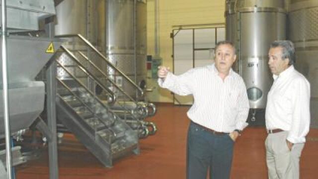 El consejero de Agricultura y Agua, Antonio Cerdá, acompañado del director general de Industrias y Asociacionismo Agrario, Ginés Vivancos