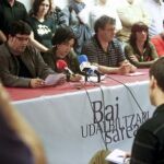 Representantes del mundo cultural y agentes políticos y sindicales durante la presentación en San Sebastián de un manifiesto de apoyo a la Udalbiltza de Batasuna. (21/06/2010)