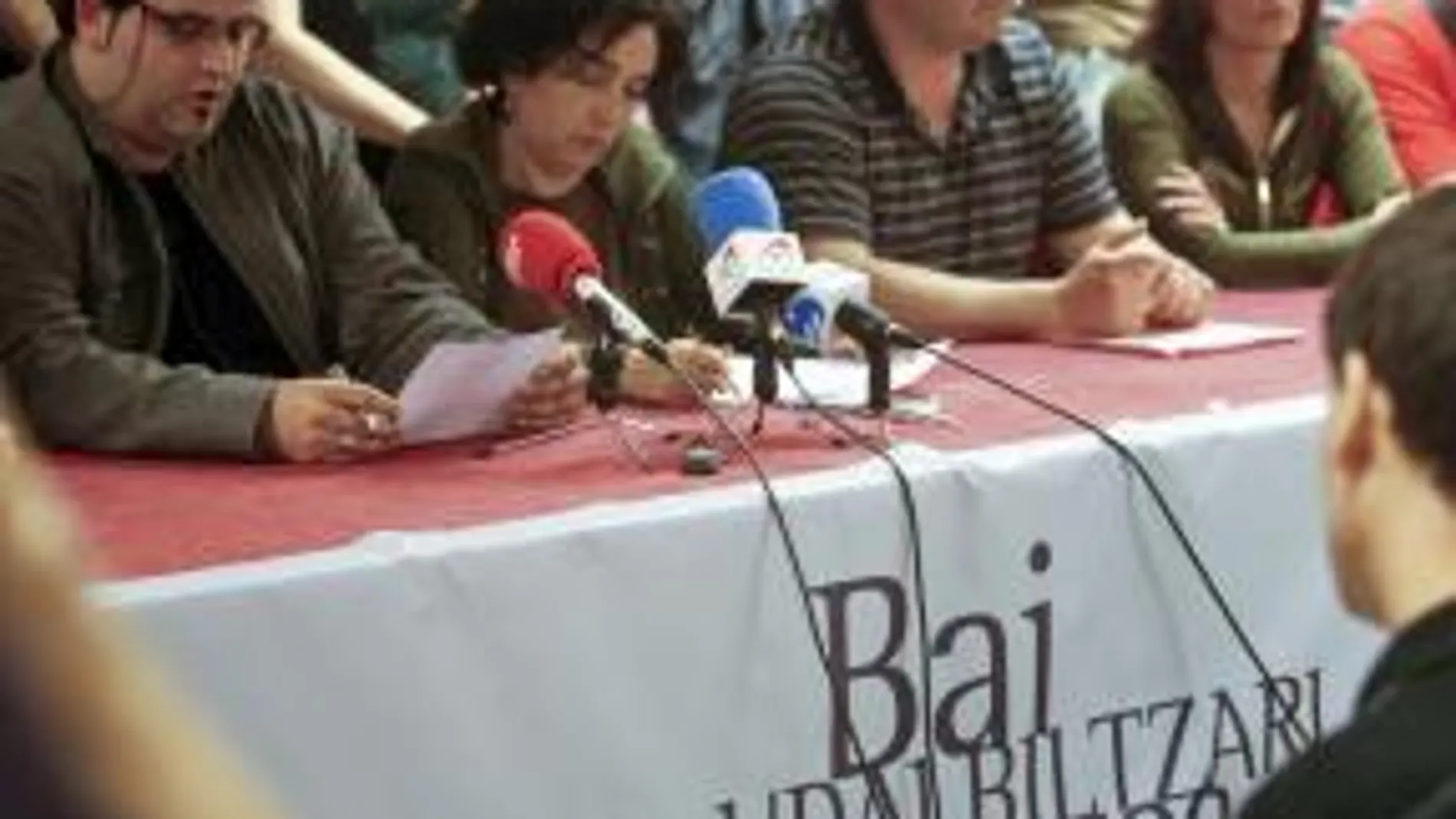 Representantes del mundo cultural y agentes políticos y sindicales durante la presentación en San Sebastián de un manifiesto de apoyo a la Udalbiltza de Batasuna. (21/06/2010)