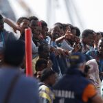 Un grupo de inmigrantes desembarca en Catania