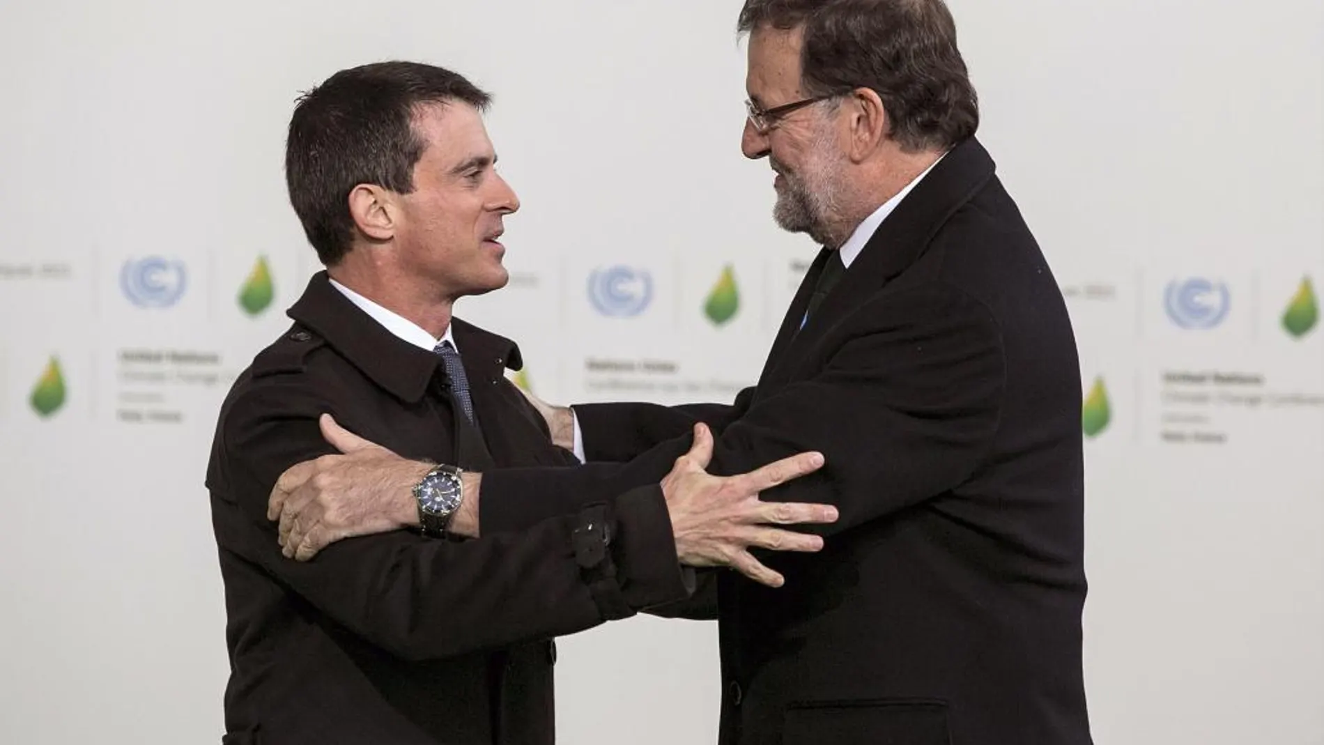 El jefe del Gobierno español, Mariano Rajoy (d), ha sido recibido hoy por el primer ministro francés, Manuel Valls, a su llegada a la cumbre de jefes de Estado y de Gobierno con la que se inicia la conferencia sobre el cambio climático de París.