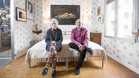 Elena Rueda y Marcos Martín, en el dormitorio de su casa de Madrid, se conocieron en 1961: él la mandaba regularmente tantas flores como días hacía que se conocían