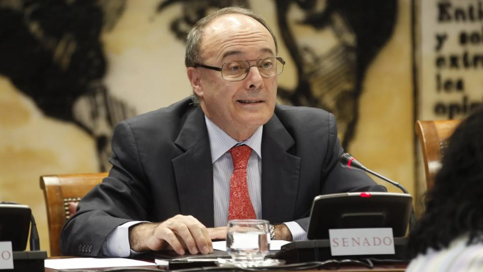 Luis María Linde, gobernador del Banco de España, durante su comparecencia en la Comisión del Senado