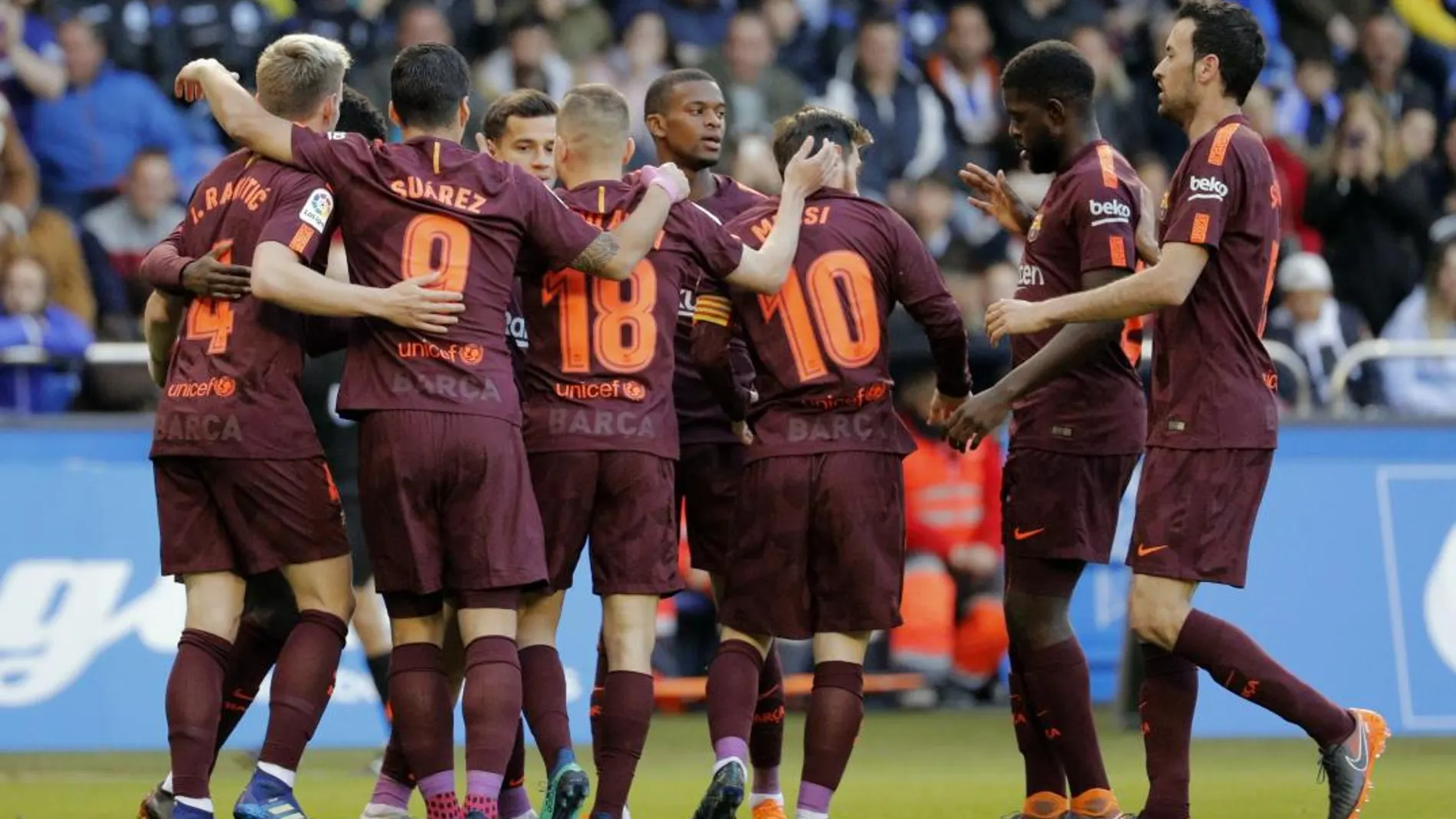 Los jugadores del FC Barcelona celebran tras marcar ante el Deportivo de La Coruña. EFE/Lavandeira jr